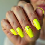 Osez le nail art jaune fluo pour des ongles vibrants et uniques